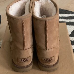 Uggs SIZE 2